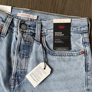 Levi’s | NWT Wedgie straight 27x28 light wash